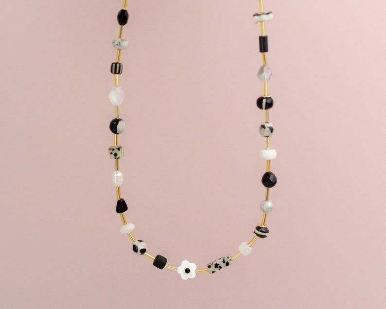 Collier de perles noir et blanc, collier noir et blanc, collier de perles d'automne, collier de perles de fleurs, collier neutre, collier noir image 1