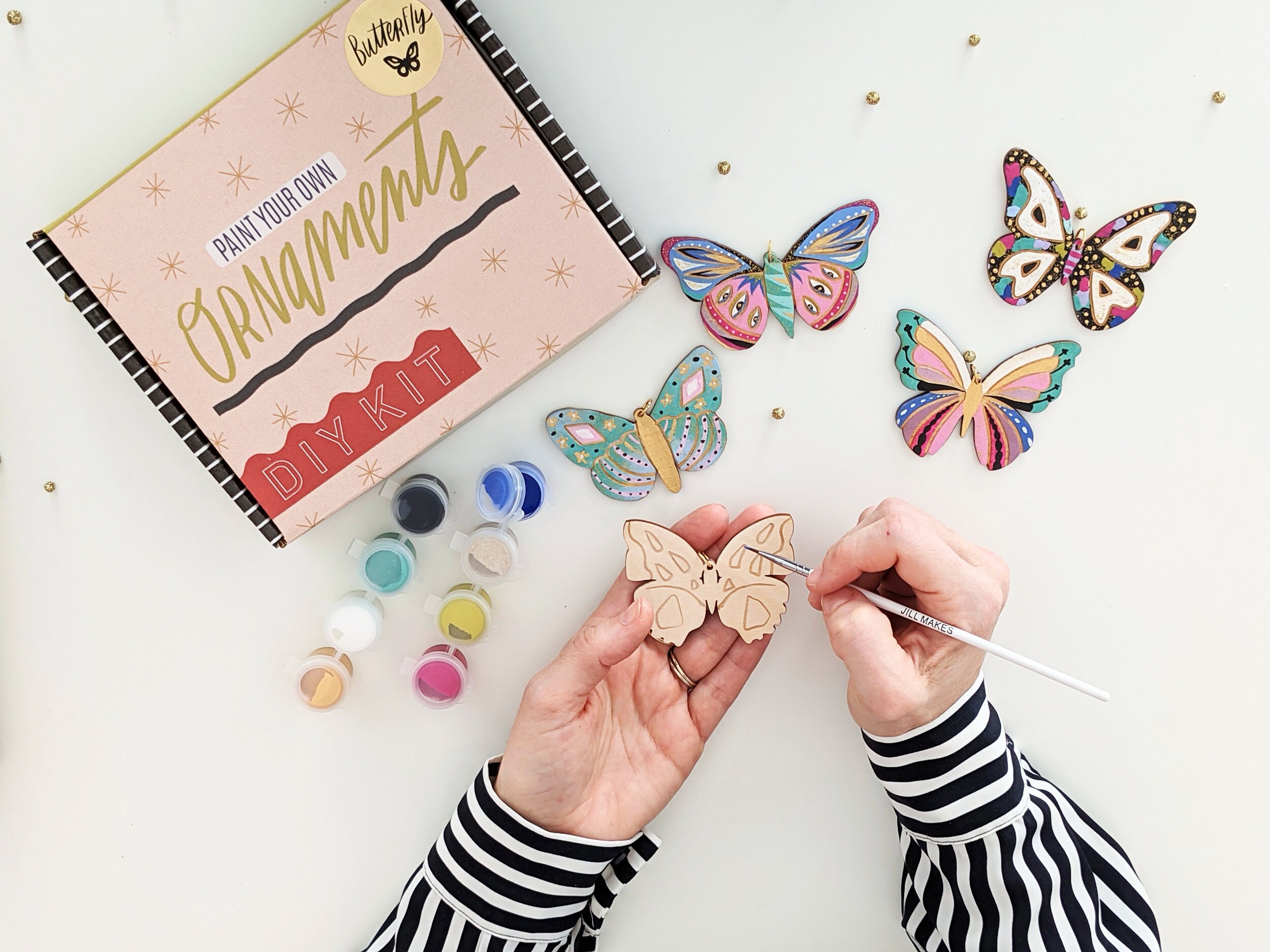 16 Piezas Mariposas de Madera para Manualidades Niños, Kit de Colgantes Calados con Pegatinas de Diamantes y Flores, Mariposas Decorativas para Pintar, Decoración de Pascua y Primavera 16 Piezas Mariposas de Madera para Manualidades Niños, Kit de Colgantes Calados con Pegatinas de Diamantes y Flores, Mariposas Decorativas para Pintar, Decoración de Pascua y Primavera
