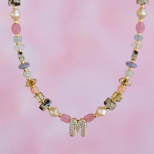 Collar de cuentas con inicial de diamantes de imitación, collar de letras delicadas, regalo para el mejor amigo, collar colorido personalizado, joyería inicial hecha a mano,