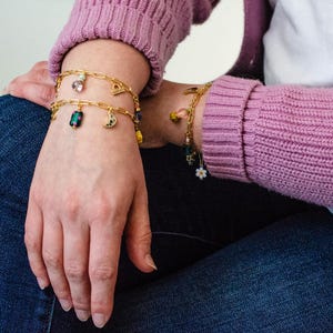 Kundenspezifisches Armband mit Stern- oder Anfangsanhänger, personalisiertes Bettelarmband, Anfangsbettelarmband, buntes kundenspezifisches Armband,