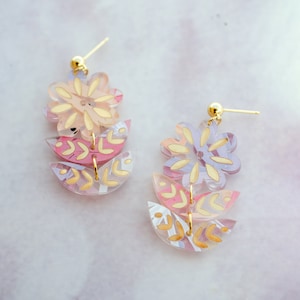 pink flower dangle earrings, pastel flower earrings, spring jewelry, handpainted earrings, daisy earrings, unique earrings, trendy earrings