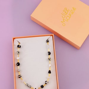 Collier de perles noir et blanc, collier noir et blanc, collier de perles d'automne, collier de perles de fleurs, collier neutre, collier noir image 10