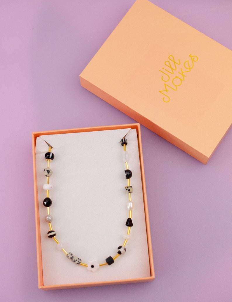 Collier de perles noir et blanc, collier noir et blanc, collier de perles d'automne, collier de perles de fleurs, collier neutre, collier noir image 10