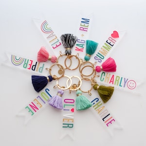 Llavero con nombre personalizado, etiqueta con nombre personalizada, llavero con borlas de colores, llavero personalizable, regalos para fiestas nupciales, llavero a granel,