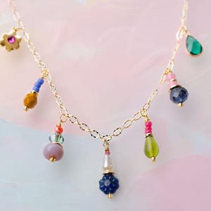 Blumen Perlen Charm Halskette, Bunte Charm Halskette, Multi Charm Halskette, Handgemachte Charm Halskette, Handgemachter Schmuck, Bunte Schmuck