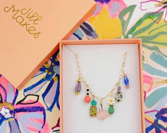 Collier de charme coloré, collier de charme de fleur, collier perlé lumineux, collier de charme perlé, collier coloré unique, cadeau pour elle,