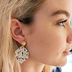 Confetti modern acrylic statement earrings jewel tones, gift for her, colorful earrings, geometric earrings, Terrazzo earrings imagem 4