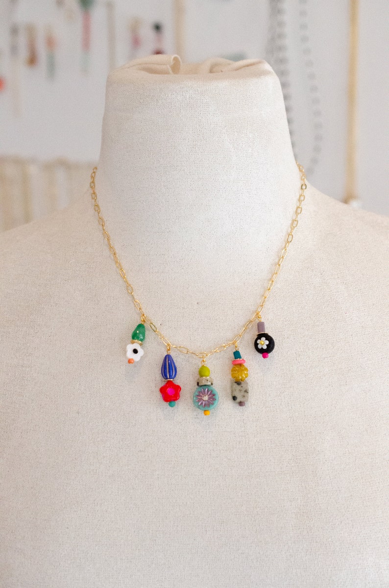 Collier à breloques colorées, collier à breloques fleurs, collier de perles fait main, collier tendance coloré, collier de perles tendance, image 6