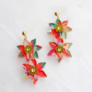 Handbemalte Blumen Ohrringe, Weihnachtsohrringe, Weihnachtsstern Ohrringe, rote Weihnachtsstern Ohrringe, bunte Ohrringe,