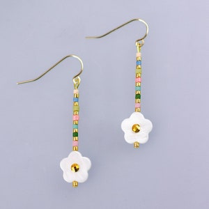 Pendientes de flores con cuentas, pendientes colgantes de flores, pendientes colgantes de colores, pendientes de orgullo, pendientes de flores de arco iris, pendientes de flores de colores