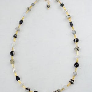 Collier de perles noir et blanc, collier noir et blanc, collier de perles d'automne, collier de perles de fleurs, collier neutre, collier noir image 4