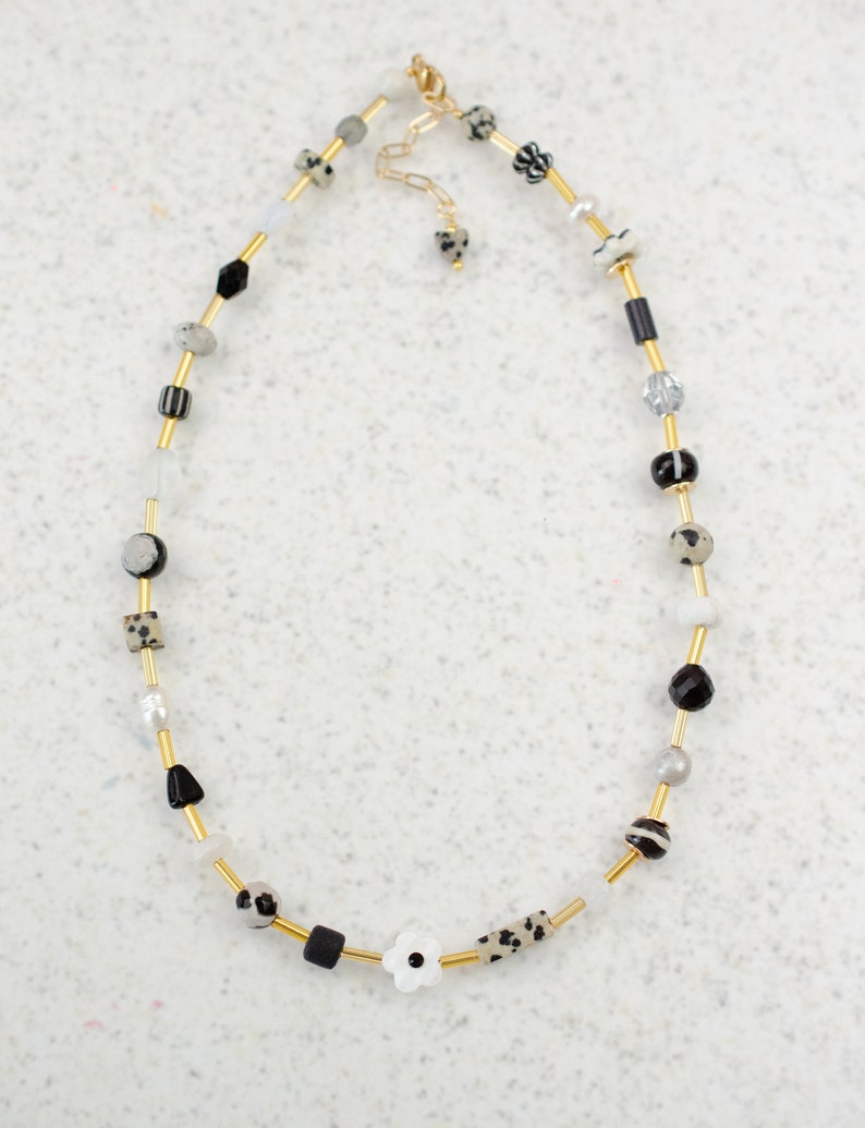 Collier de perles noir et blanc, collier noir et blanc, collier de perles d'automne, collier de perles de fleurs, collier neutre, collier noir image 9