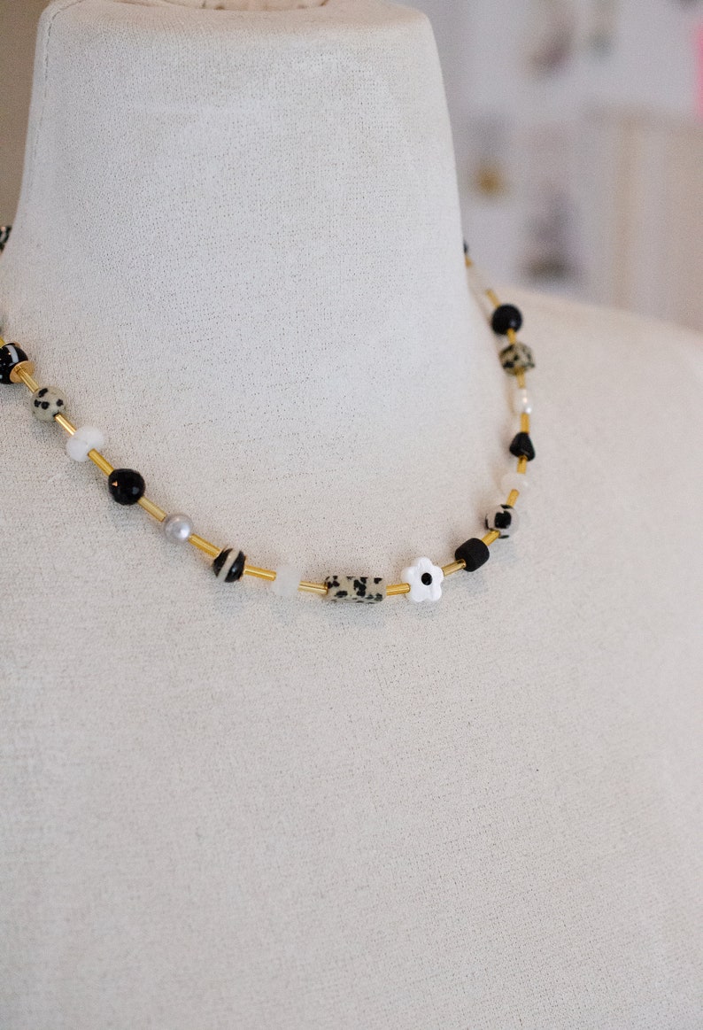 Collier de perles noir et blanc, collier noir et blanc, collier de perles d'automne, collier de perles de fleurs, collier neutre, collier noir image 8