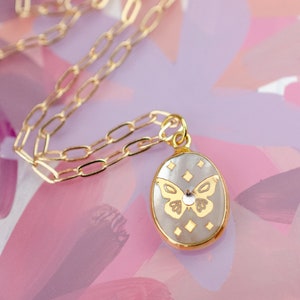 Collar de mariposa de perla, collar de piedra natal de perla de junio, collar de cumpleaños espiritual, collar con colgante ovalado, collar delicado para todos los días,
