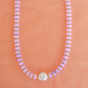 Collar artesanal de cuentas de piedras preciosas moradas: Perla de agua dulce