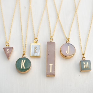 Collar inicial personalizado, collar de piedra personalizado, joyería para mamá, regalo para nueva mamá, collar de perlas, colgante de cuarzo rosa, collar personalizado