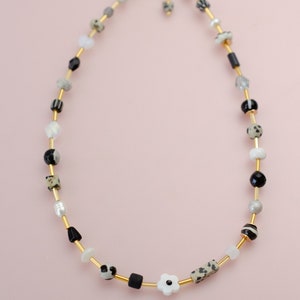 Collier de perles noir et blanc, collier noir et blanc, collier de perles d'automne, collier de perles de fleurs, collier neutre, collier noir image 6