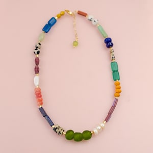 Collar de cuentas de piedras preciosas de colores hecho a mano: cristal checo, lapislázuli y perla.