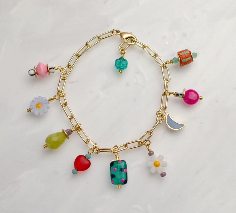 Pulsera de encanto colorido, pulsera de encanto de oro, pulsera de encanto múltiple, pulsera hecha a mano, pulsera de encanto celestial, pulsera de flores, encanto de luna imagen 7