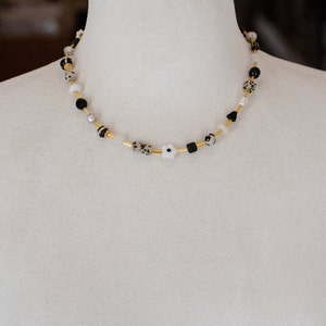 Collier de perles noir et blanc, collier noir et blanc, collier de perles d'automne, collier de perles de fleurs, collier neutre, collier noir image 2