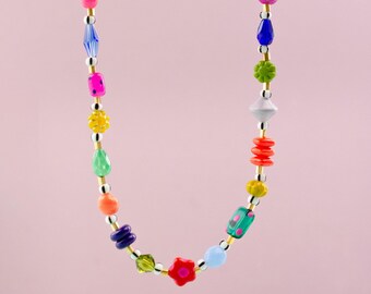 手作りのビーズの花のネックレス、多色のネックレス、カラフルな宝石の 