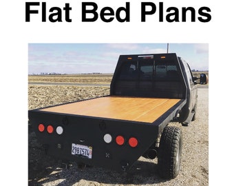 Puede incluir: Un camión de plataforma negro con una plataforma de madera. El camión tiene una cabina negra y una plataforma con una superficie de madera marrón claro. El texto "Flat Bed Plans" está en la parte superior de la imagen.