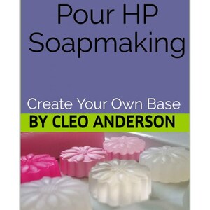 Puede incluir: Un libro titulado "Melt and Pour HP Soapmaking: Create Your Own Base" de Cleo Anderson. La portada presenta un fondo morado con texto blanco y un primer plano de seis barras de jabón hechas a mano en varios tonos de rosa y blanco.