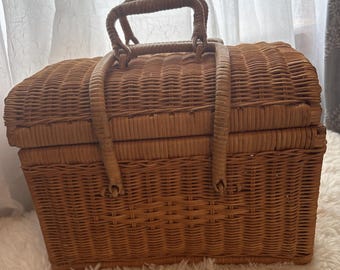 Vintage Wicker Picnic Basket With Double Handles & Hinged Lid - 13"x8"x9"