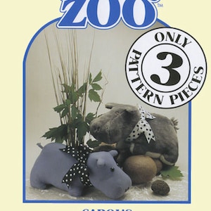 Puede incluir: Un patrón de costura para un juguete de hipopótamo de peluche. El patrón es de Carol's Zoo y solo requiere 3 piezas. La imagen muestra un juguete de hipopótamo de peluche terminado con tela de lunares negros y blancos.