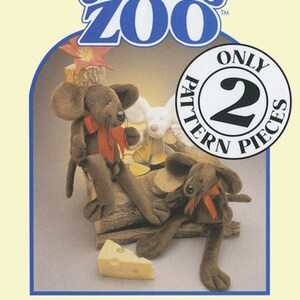 Könnte beinhalten: Nähmuster von Carol's Zoo Mouse Family mit zwei braunen Mäusen mit roten Schleifen, die auf einem Baumstamm mit einem Stück Käse sitzen. Das Muster besteht nur aus zwei Teilen und ist mit "Only 2 Pattern Pieces" beschriftet.