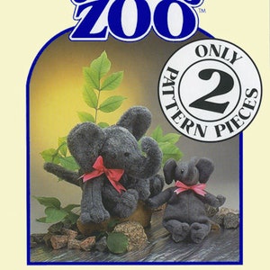 Op de afbeelding: Naai-patroon van Carol's Zoo Elephant Family met twee grijze pluche olifanten met roze strikken. Het patroon heeft slechts twee delen nodig.