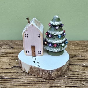 Chalet de Noël avec arbre en bois sur une tranche de bûche. Cadeau maison en bois recyclé. Décoration de Noël. Diorama miniature enneigé. Cadeau pour la maison
