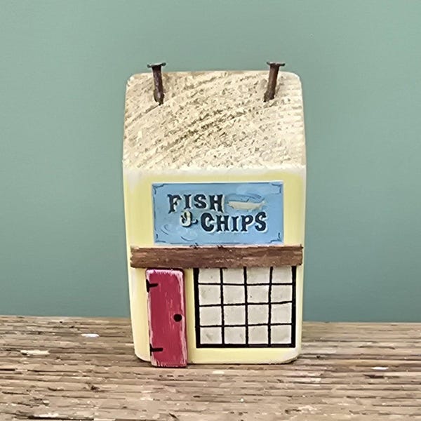 Maqueta de tienda de pescado y patatas fritas de madera. Adorno costero. Miniatura de tienda de pescado y patatas fritas. Diorama de pescado y patatas fritas. Regalo reciclado. Casita de madera.