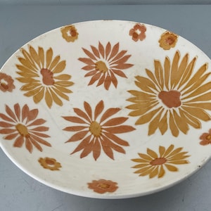 Daisy serving bowl retro 60&#39;s era flower power bowl 9 inch gold rust yellow orange