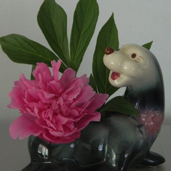 Ceramic smiling seal  planter / vintage ceramic kitschy  animal planter / sea lion planter / Royal Copley gray seal planter