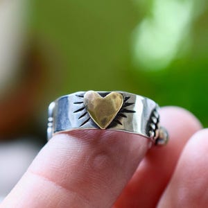 Hart- en sleutelring in sterling zilver of goud, gepersonaliseerde ring, ring met geboortesteen, jubileumsieraad, brede ring, handgemaakt
