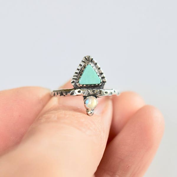 Anillo triangular de plata de ley con turquesa y piedra lunar, joyería artesanal de turquesa, anillo de piedra lunar, joyería bohemia, anillo delicado, regalo navideño