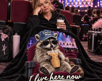 Couverture en velours peluche « Dance Mom Raccoon Watch Dance Recital » | I Live Here Now