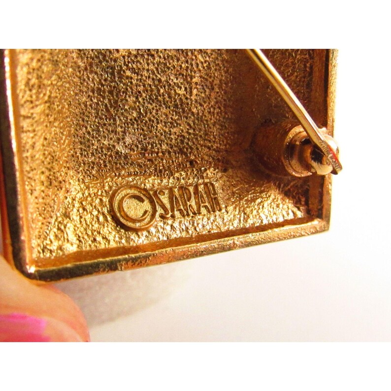 Sarah Coventry Gold Tone Geometric Brooch With Rhinestone And Enamel Accents JA7 027