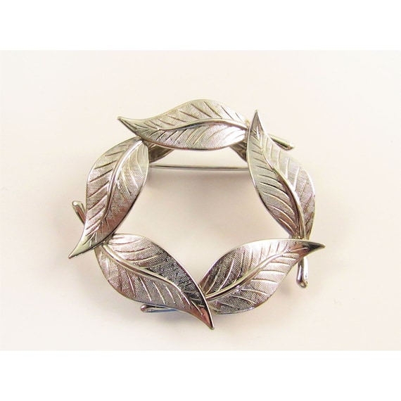 Vintage Silver Tone Circular Leaf Brooch JA500 - image 1