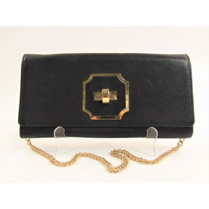 Bolso de mano Monet de piel negra con detalles en tono dorado y correa de cadena E198