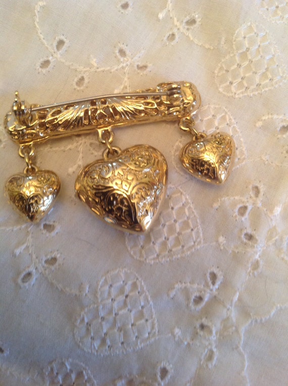 Adorable Valentine 3 heart dangling gold tone pin… - image 1