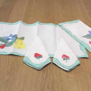 Manteles individuales y servilletas de lino y algodón vintage hechos a mano con apliques bordados y estampado de frutas.