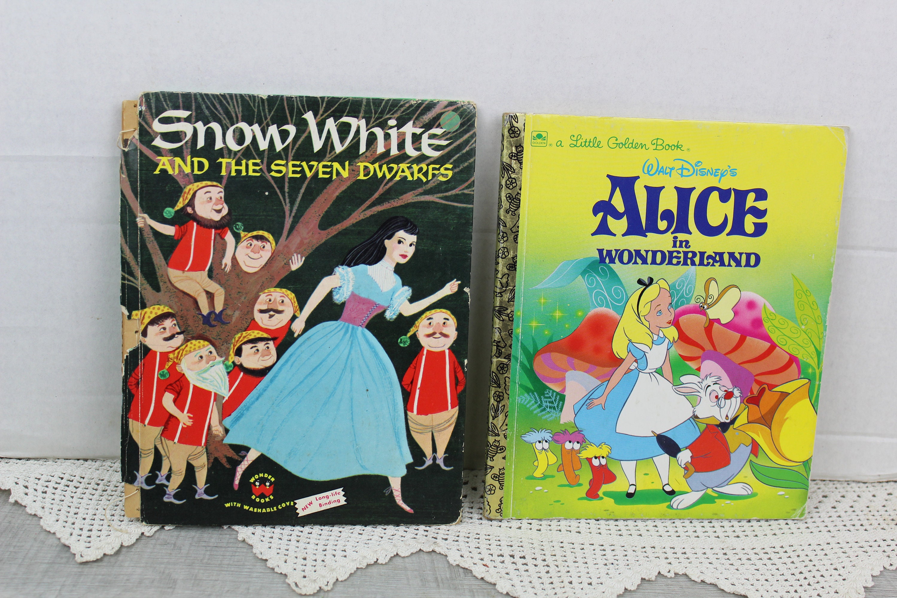 Alice in Wonderland (Disney Classics) (Library Binding)
