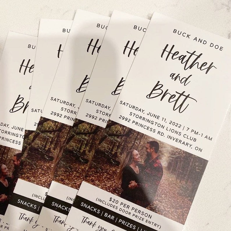 Puede incluir: Una invitaci&oacute;n de boda blanca con texto negro que anuncia la boda de Heather y Brett. La invitaci&oacute;n incluye la fecha, la hora y el lugar de la boda. Una foto de la pareja est&aacute; en el fondo.