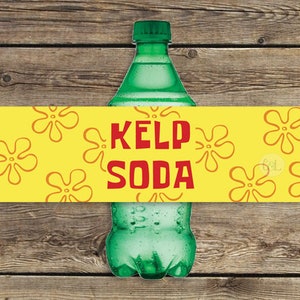 Peut inclure: Une bouteille en verre vert avec une étiquette jaune sur laquelle est écrit "Kelp Soda". L'étiquette est ornée d'un motif de fleurs jaunes sur fond jaune.
