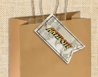 Op de afbeelding: Een bruine papieren cadeauzak met een wit label waarop "ANTIDOTE" staat in oranje en gele letters. Het label heeft een verweerde, vintage uitstraling.