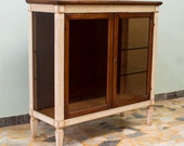 Ivory Showcase with top in glass