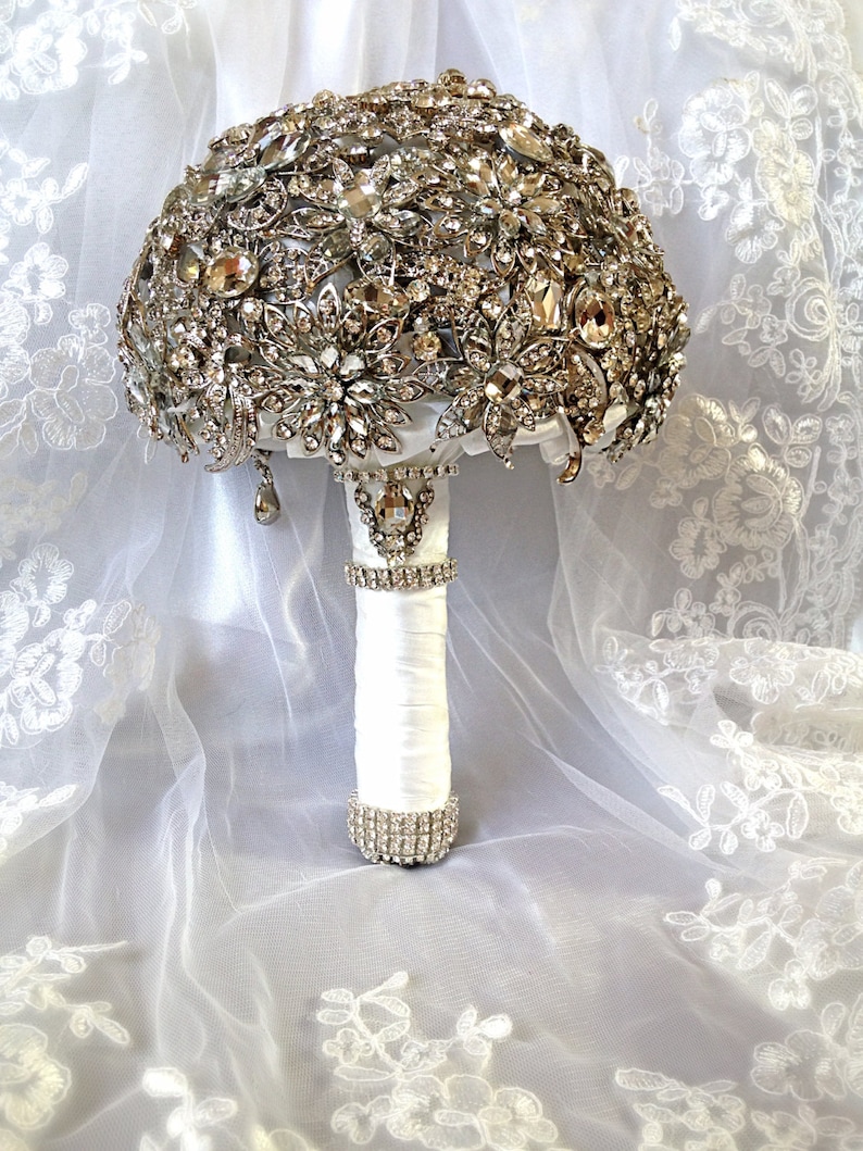 Heirloom Diamond Broach Bouquet Made to order Crystal Bling Jeweled Brooch Wedding Bridal Bouquet Wedding Brooch Bouquet