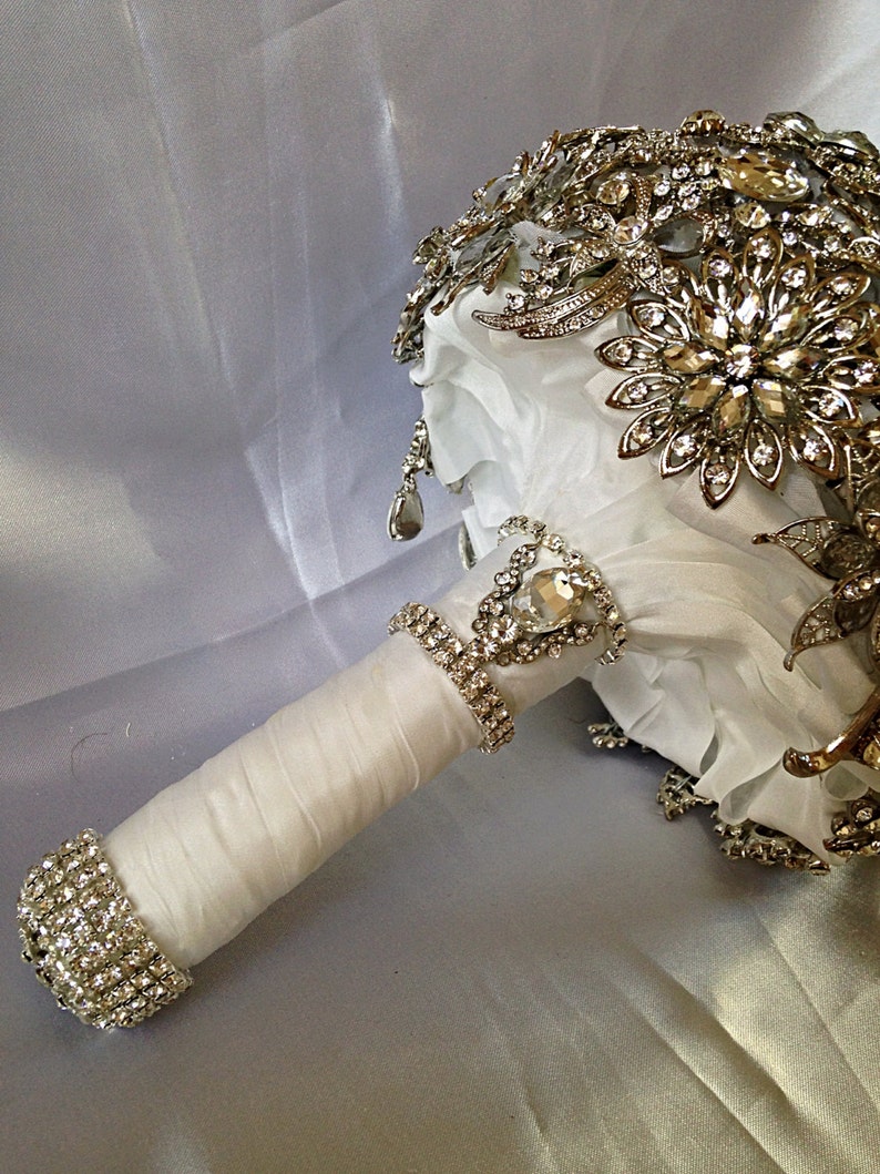 Heirloom Diamond Broach Bouquet Made to order Crystal Bling Jeweled Brooch Wedding Bridal Bouquet Wedding Brooch Bouquet